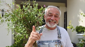 Je ne désherbe plus jamais mes graviers : la méthode de paysagiste que tout le monde doit connaître