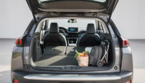 découvrez tout sur l'intérieur spacieux et le coffre pratique de la peugeot 2008 pour un confort optimal lors de vos trajets.
